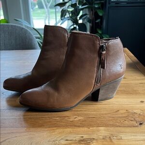 Women's Frye Judith double zip ankle boot size 9